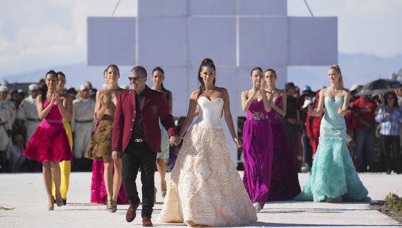 El diseñador peruano realiza un desfile benéfico y celebra sus 30 años de carrera en la moda.