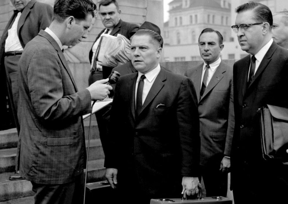 Jimmy Hoffa (al centro), poderoso líder sindical estadounidense, cuya desaparición en 1975 todavía es un misterio.