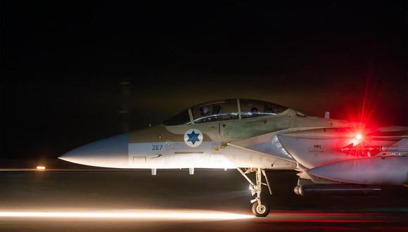 Esta fotografía publicada por el ejército israelí el 14 de abril de 2024 muestra un avión de combate de la Fuerza Aérea después de una misión para interceptar amenazas aéreas entrantes. (AFP).