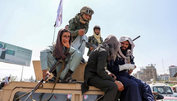 Talibanes subidos en un vehículo militar en Kabul. (Foto: EFE)