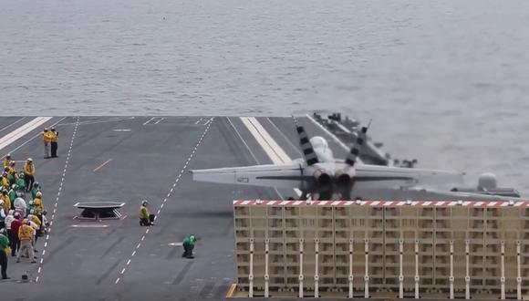 Un avión de guerra despega ayudado por una catapulta electromagnética en el USS Gerald R. Ford. (YouTube)
