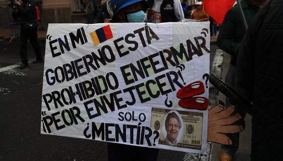 Integrantes del Frente Unitario de Trabajadores se manifiestan en defensa del seguro social, el 19 de enero de 2023, en Quito, Ecuador. (Foto de José Jácome / EFE)