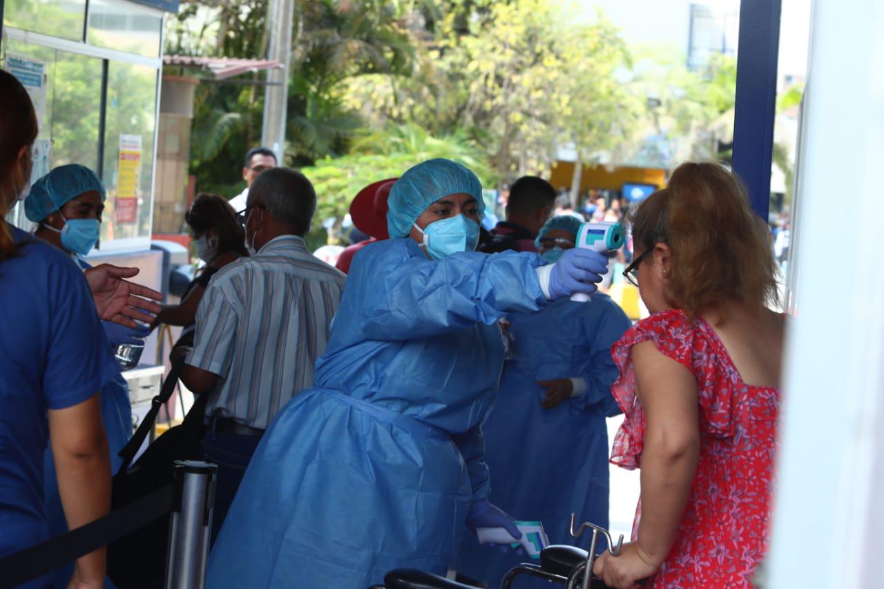 Personal médico evaluó a cada paciente y les otorgó gel antibacterial. (Fotos: Alessandro Currarino)