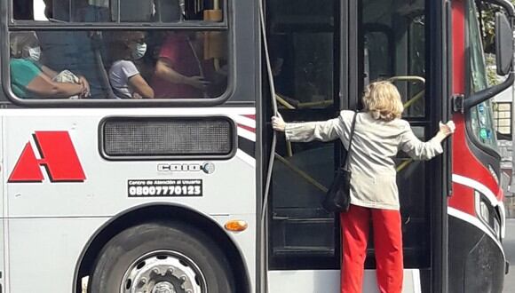 En Argentina, una mujer viajó trepada de un autobús, luego de que el chofer no le abriera la puerta. La foto se volvió viral. (Foto: Twitter / @nachocadario).