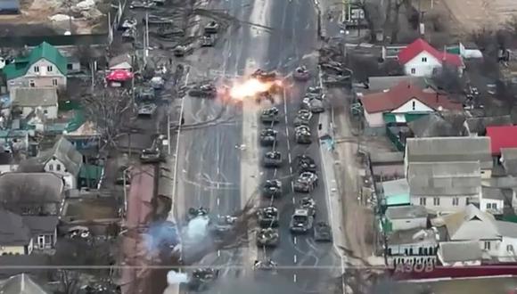 El momento en el que un tanque ruso es destruido por el ejército ucraniano. (Twitter/@DefenceU).