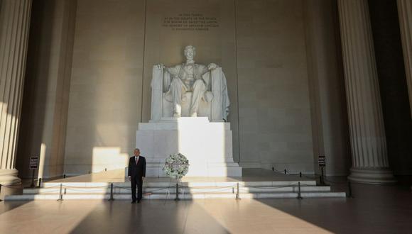 El primer acto protocolar del presidente de México en Estados Unidos fue visitar el monumento a Abraham Lincoln. (Foto: Reuters)