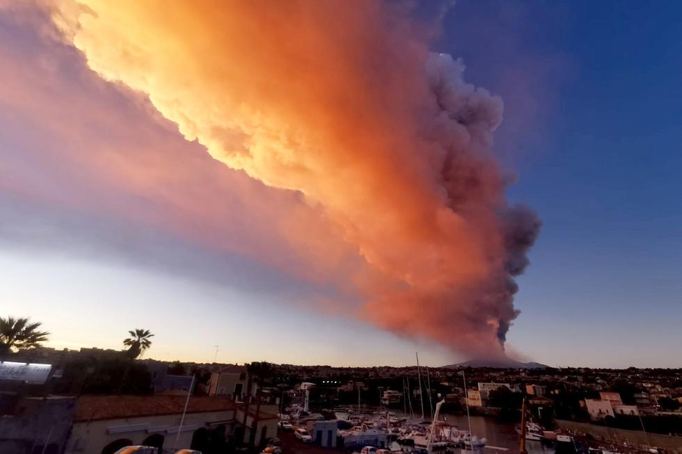 El volcán siciliano Etna, muy cercano a la ciudad-puerto de Catania (costa este de Italia), volvió este martes a experimentar una nueva erupción espectacular, aunque sin peligro. (Foto: AP)