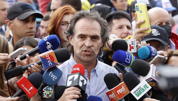 El candidato presidencial colombiano Federico "Fico" Gutiérrez, responde preguntas de la prensa durante un encuentro con ciudadanos en la Plaza de los Mártires, en Bogotá (Colombia). (EFE/ Mauricio Dueñas Castañeda)