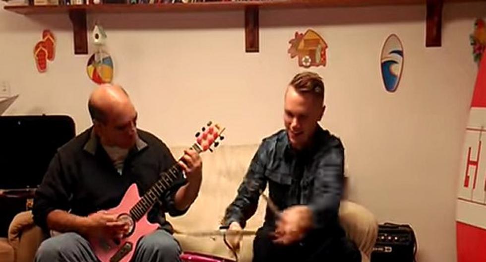 Con una guitarra y bateria rosada, dos jóvenes rinden tributo a la banda Slayer. (Foto: Captura)
