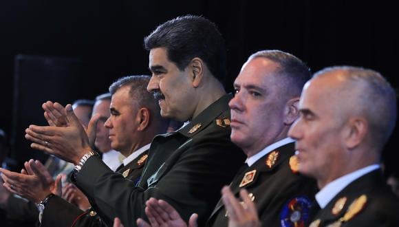 Fotografía cedida por Prensa Miraflores donde se observa al presidente venezolano, Nicolás Maduro, en un acto de gobierno junto a militares. (Foto: EFE/ Prensa Miraflores)