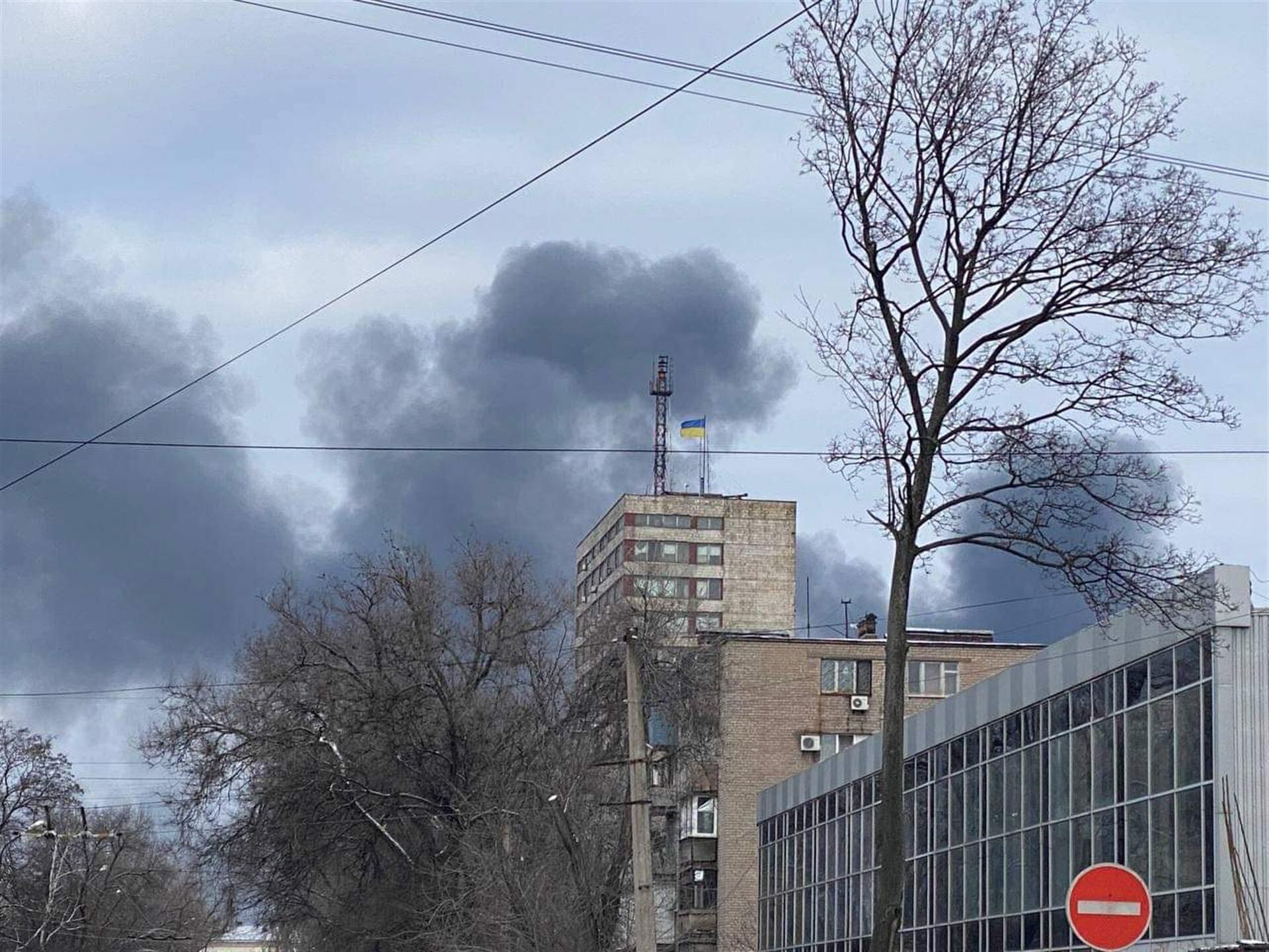 Columns of smoke rise from a residential area in the city of Mariupol, in southeastern Ukraine and besieged by Russian troops.  (EFE/Galyna Balabanova).