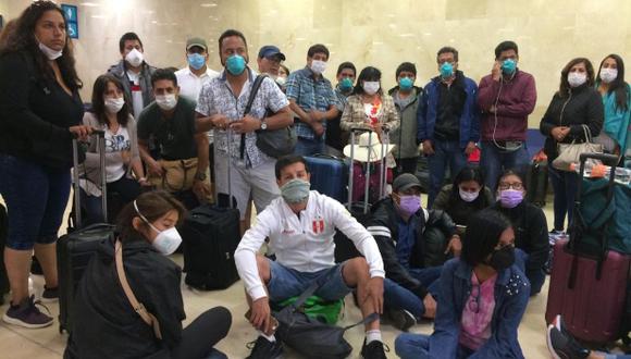 Peruanos varados en aeropuerto de México piden que los dejen viajar antes que cierren los ingresos