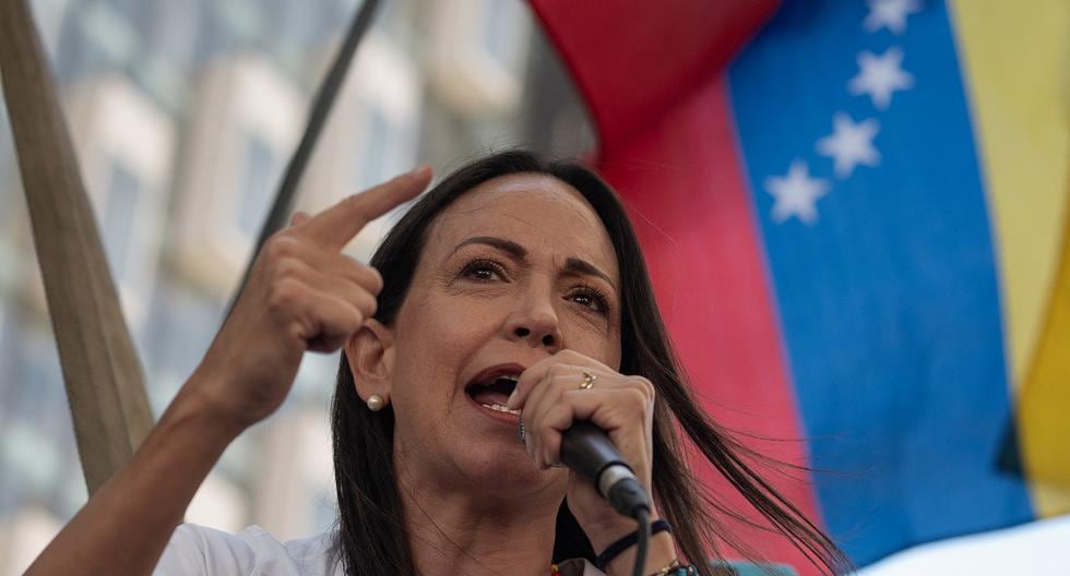 La líder de la oposición venezolana, María Corina Machado, habla con sus seguidores durante una manifestación en la plaza Altamira de Caracas el 23 de enero del 2024. (Foto de Gabriela Oraa / AFP)