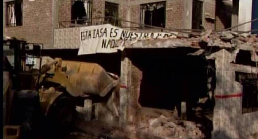 Entre lagrimas los González fueron testigos de la demolición de su casa por mandato de Miguel Ignacio. (Foto: Captura)