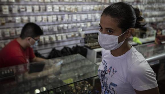 Una persona visita una tienda portando una mascarilla, en Managua, la capital de Nicaragua, a principios de marzo. (Foto: AFP).