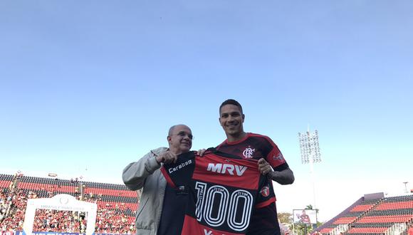 Eduardo Bandeira de Mello, presidente de Flamengo, le entregó una camiseta personalizada a Paolo Guerrero en donde resalta el dorsal '100', número que identifica sus juegos con el 'mengao'. (Foto: Web Flamengo)