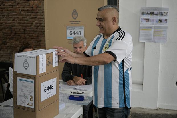 Una persona vota en un colegio electoral en Buenos Aires, durante las elecciones presidenciales argentinas del 22 de octubre de 2023. (Foto de JUAN MABROMATA/AFP).