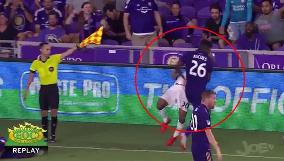 Carlos Ascues pudo ser expulsado por esta violenta acción sin pelota. (Video: MLS TV)