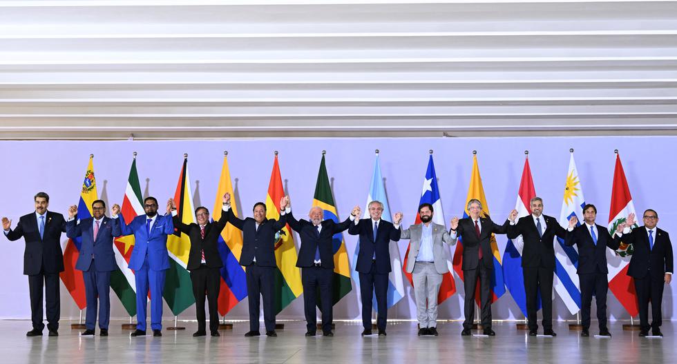 Los líderes de Sudamérica posan para una foto familiar en el palacio de Itamaraty en Brasilia el 30 de mayo de 2023. (Foto por EVARISTO SA / AFP).