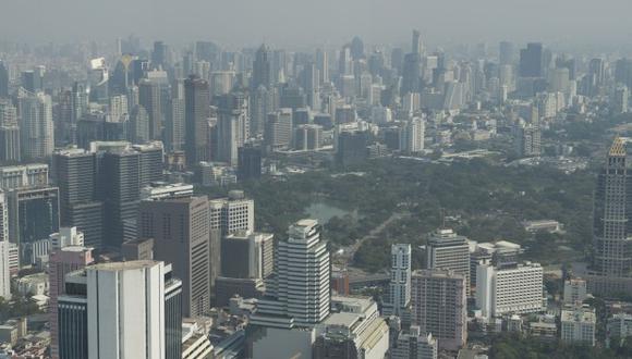 Los edificios de gran altura y el río Chao Phraya se ven desde el rascacielos King Power Mahanakhon, la plataforma de observación más alta de Bangkok. (Foto: AFP)