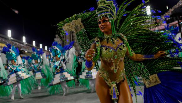 En el carnaval de 2020, el último antes de la pandemia, unos 7 millones de fiesteros participaron en los desfiles callejeros. (Foto: Mauro Pimentel / AFP / Archivo)