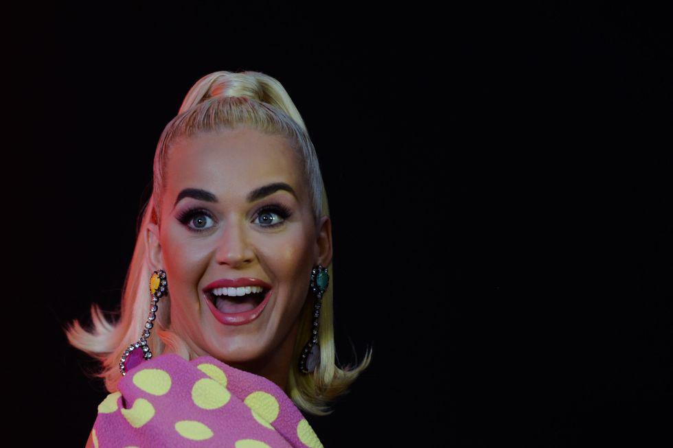 Katy Perry reapareció frente al ojo público tras convertirse en madre primeriza y lo hizo en la gala de los CMT Music Awards. La cantante cumple 36 años. (Foto:  AFP / PUNIT PARANJPE)