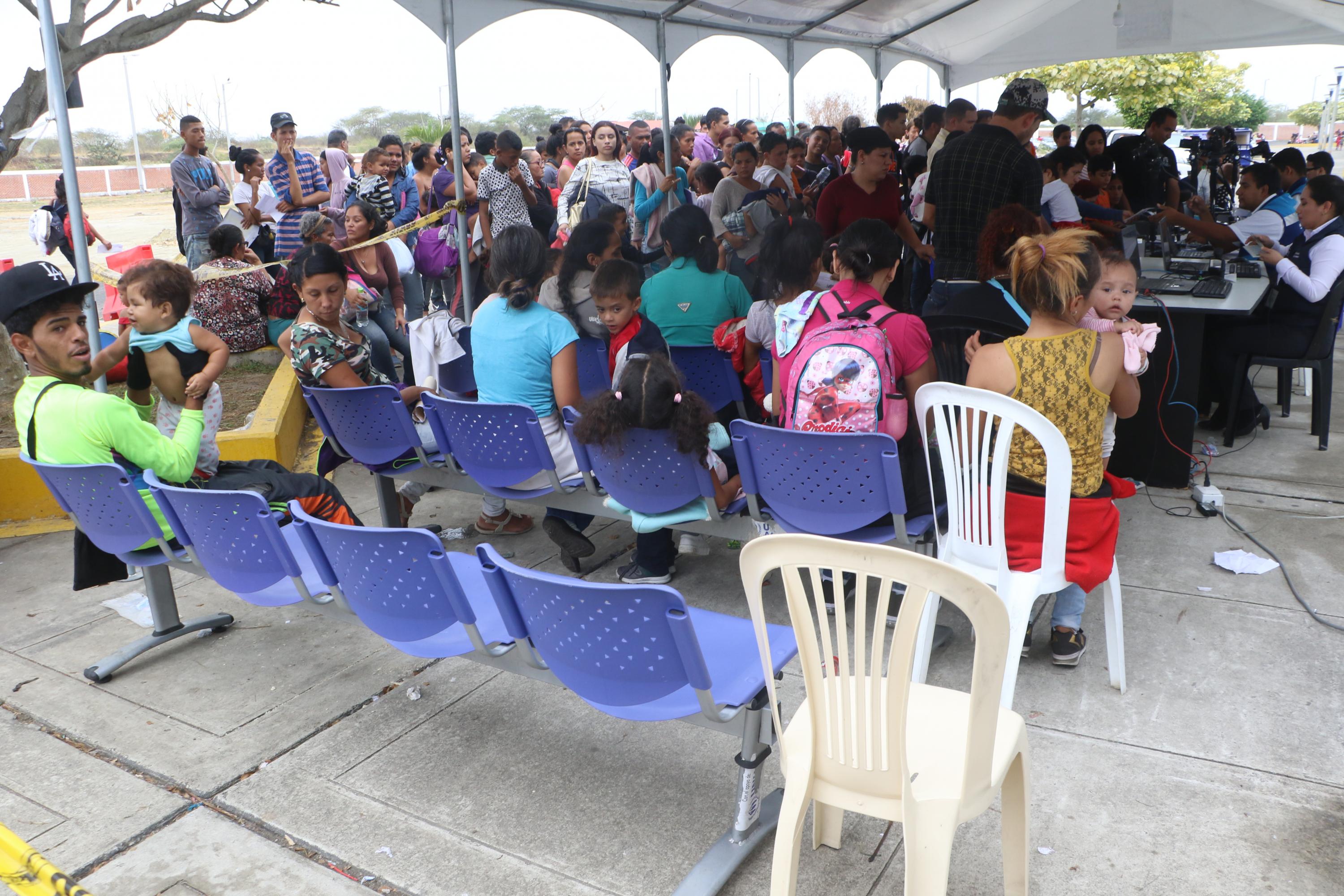 Venezolanos sin visa optan por presentar solicitudes de refugio para entrar al país