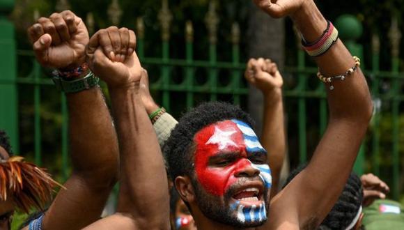 Los manifestantes se pintaron la cara con la bandera Estrella del Amanecer, el símbolo de la independencia de Papúa. (Foto: AFP)