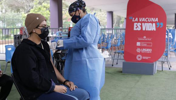 Actualmente se viene vacunando a la población a partir de 18 años a más en Lima, Callao y algunas regiones del país. (Foto: Britanie Arroyo / @photo.gec)