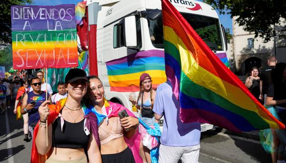 Miles de personas participararon este sábado en el desfile Pride Barcelona, que, con motivo del Día del Orgullo LGTBI regresó a su formato habitual. (EFE/Alejandro García).