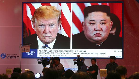 Una gran pantalla muestra al líder norcoreano Kim Jong-un, a la derecha, y al presidente de los Estados Unidos, Donald Trump, durante el Simposio de Régimen de la Prosperación Compartida en la Península de Corea del Sur en Seúl, en junio de 2019. (Foto: AP)