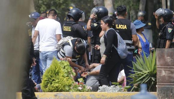 La policía detuvo a decenas de personas dentro de la UNMSM. (Foto: Violeta Ayasta / @photo.gec)