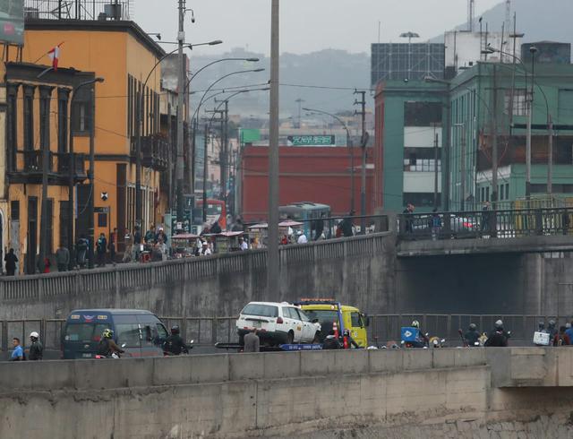 Choque dejó un muerto y gran congestión vehicular en la Vía de Evitamiento, a la altura del Puente Trujillo. (Lino Chipana / El Comercio)