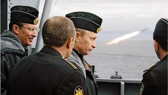 Putin durante un lanzamiento de misiles en 2005. (AFP VIA GETTY IMAGES).
