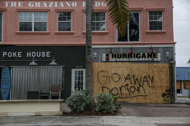 Florida está lista, ¿pero dónde está el temible huracán Dorian?  Foto: AFP