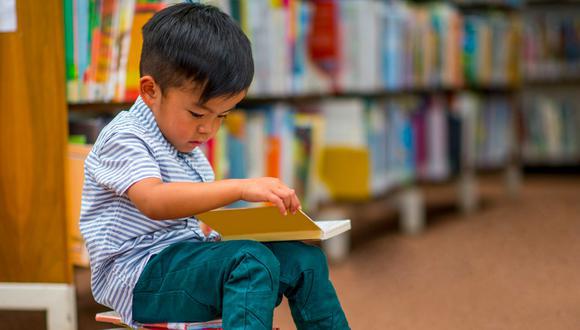 Los padres de familia deben estimular su aprendizaje a través de buenas prácticas como la lectura. (Foto: Getty Images)