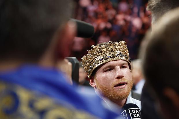 LAS VEGAS, NEVADA - SEPTEMBER 17: Canelo Alvarez (gold crown) is interviewed after defeating Gennadiy Golovkin (blue and gold robe) to retain his Super Middleweight Title at T-Mobile Arena on September 17, 2022 in Las Vegas, Nevada.   Sarah Stier/Getty Images/AFP
