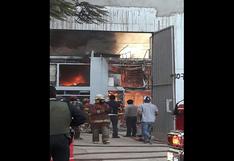 Comas: reportan incendio en una fábrica de thinner en Av. Trapiche