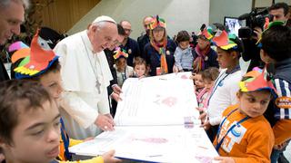 Papa Francisco abrazó a cada uno de los enfermos que peregrinan a Lourdes [FOTOS] 