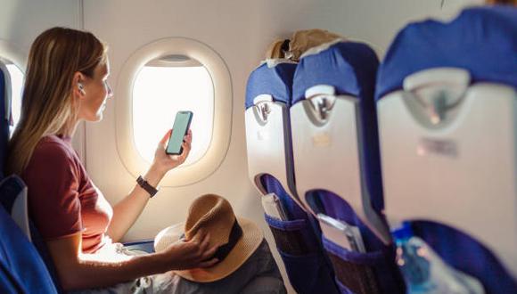 ¿Cuál es la aerolínea que prohibió a sus pasajeros la toma de fotos y grabación de videos dentro de un avión?. (Foto: iStock)