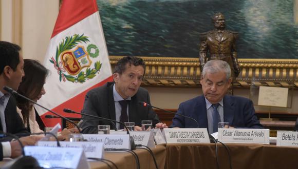 David Tuesta, ministro de Economía y Finanzas, junto con el primer ministro, César Villanueva, en la comisión de Presupuesto del Congreso. (Foto: MEF)