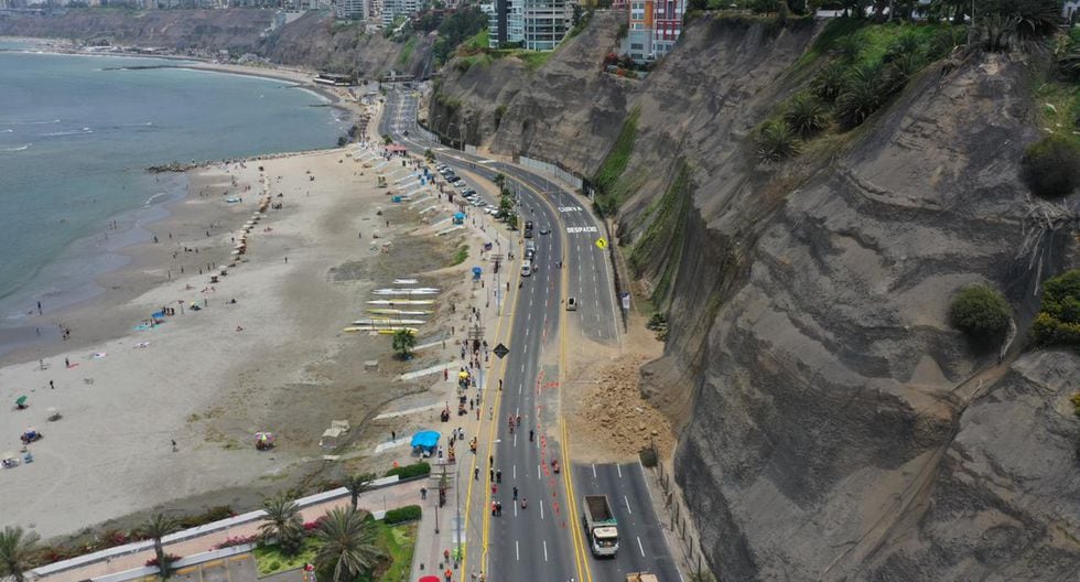 El carril en dirección hacia Miraflores quedó completamente bloqueado tras el derrumbe que se produjo esta mañana en el acantilado de la Costa Verde, en el límite entre Barranco y Chorrillos. (Rudy Jordán)