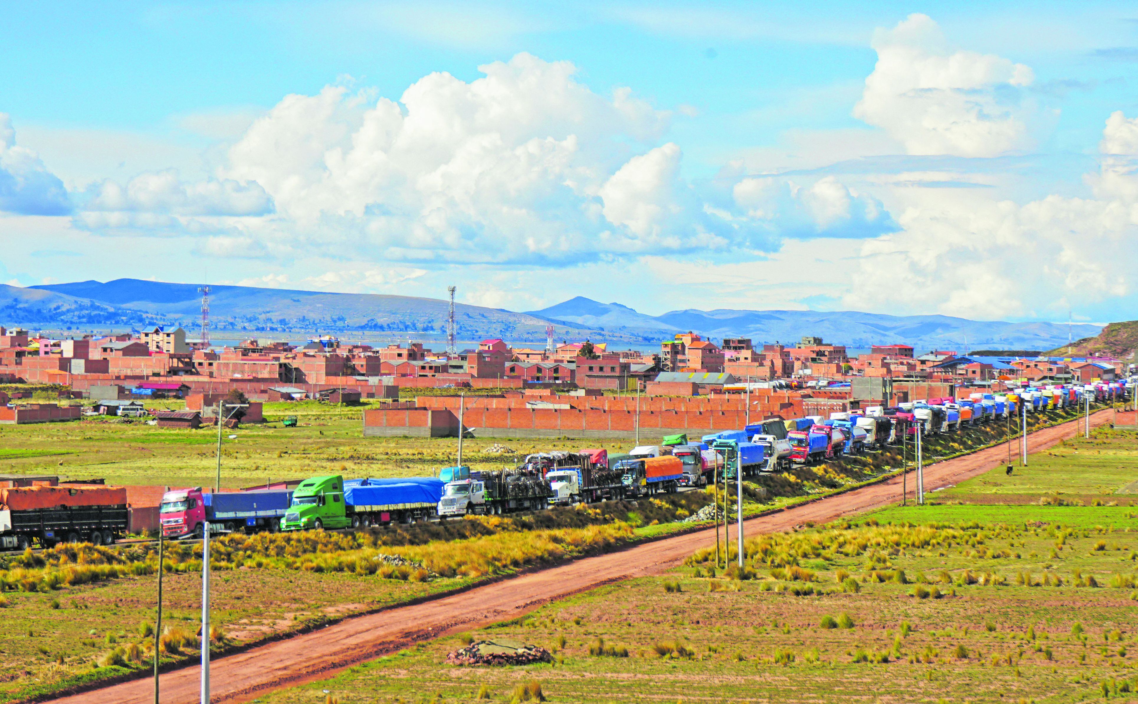 Cientos de camiones están parados a la espera de que la vía hacia Bolivia se desbloquee. (Foto: Bernat BIDEGAIN / AFP)
