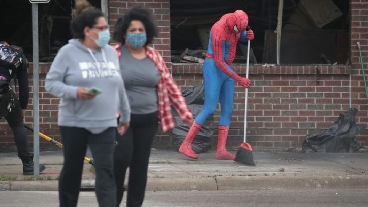 Instagram | Viral | Spiderman limpia las calles de Minneapolis tras las  protestas por la muerte de George Floyd | rdcnmg | Minnesota | Estados  Unidos | VIRALES | MAG.
