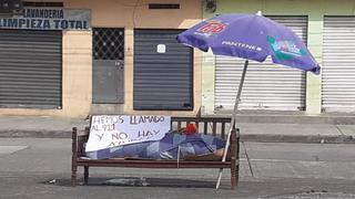 Hombre sacó el cadáver de su madre a las calles de Guayaquil con un cartel de ayuda
