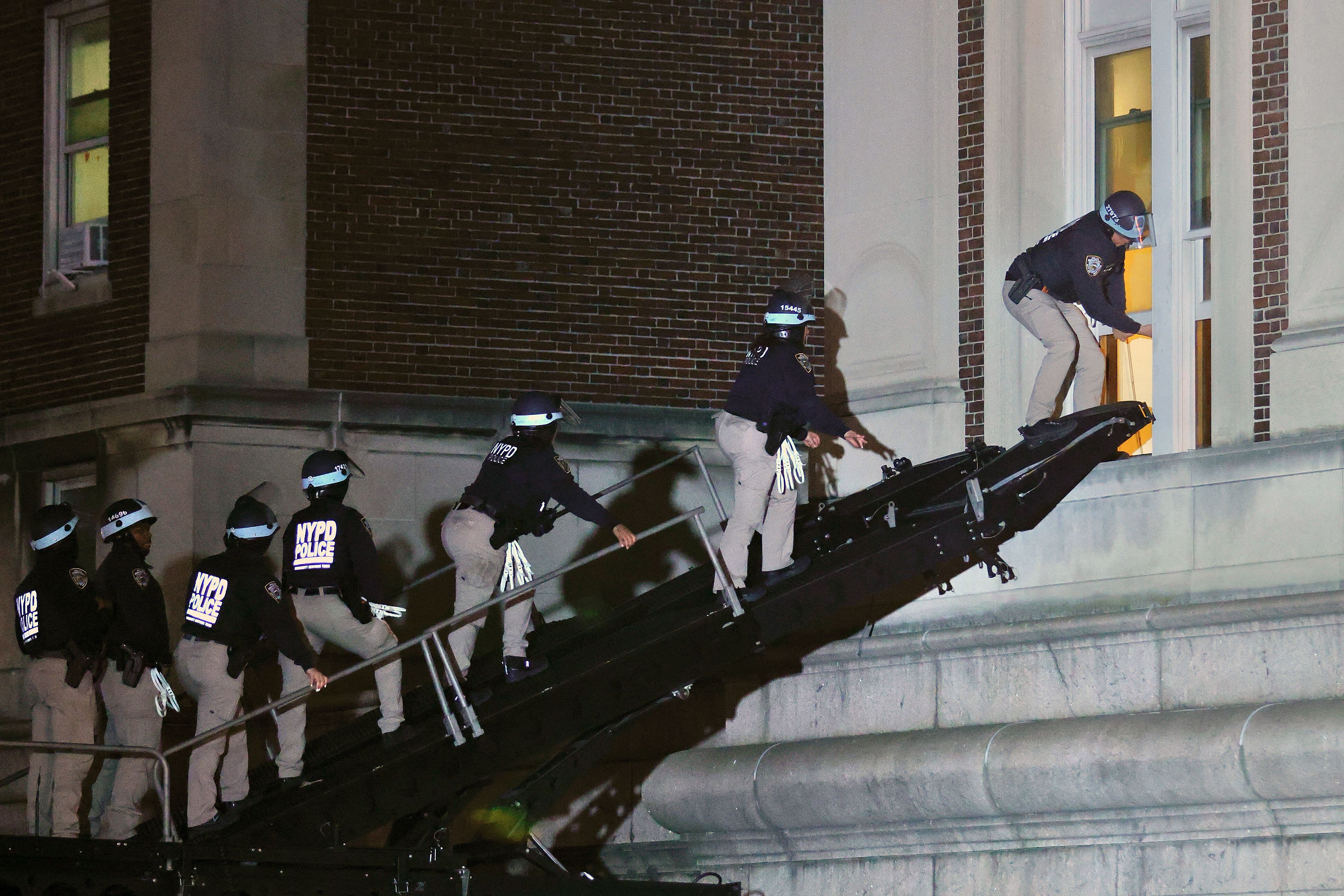 Policías ingresan por la ventana a un recinto de la Universidad de Columbia, donde los estudiantes pro-palestinos estaban atrincherados. (Foto: AFP)
