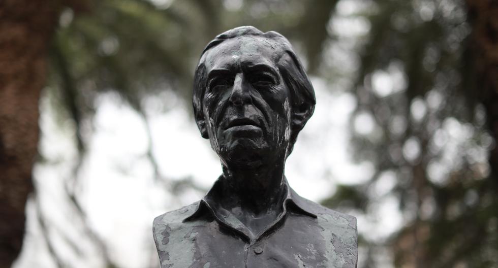 Un busto a Julio Ramón Ribeyro ubicado en la cuadra 10 de la avenida Pardo. FOTOS: ALESSANDRO CURRARINO / EL COMERCIO