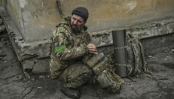 Imagen de archivo | Un militar ucraniano se prepara para unirse a la línea del frente cerca de la ciudad de Bajmut en la región de Donbás el 11 de marzo de 2023 en medio de la invasión rusa de Ucrania. (Foto de Aris Messinis / AFP)