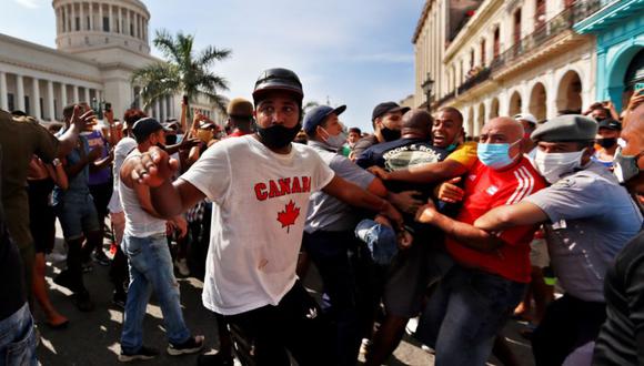 Policías arrestan a manifestantes frente al capitolio de Cuba en La Habana (Cuba). (Foto: Archivo/EFE/Ernesto Mastrascusa).