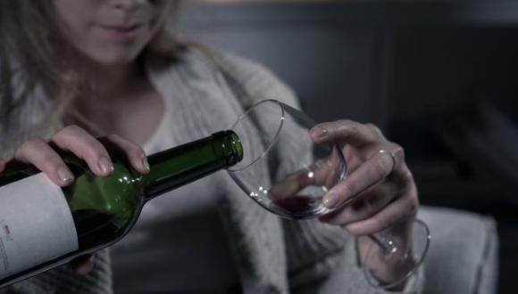 ¿Te has preguntado alguna vez si estás usando el alcohol como una estrategia para enfrentar los problemas en tu vida? (Foto: Getty)